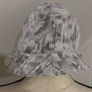 Lululemon Gray Patterned l/White Reversible Bucket Hat
